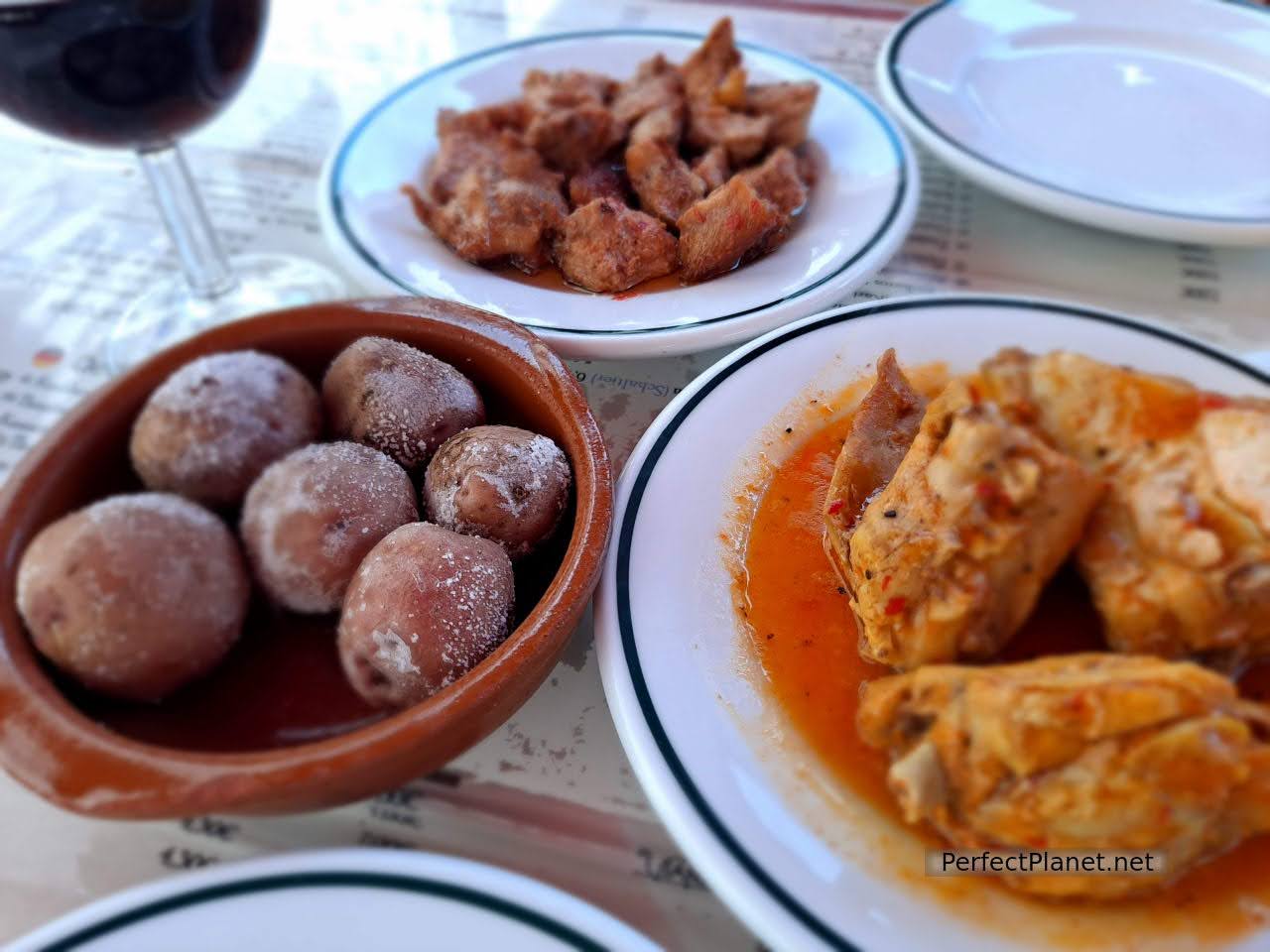 Papas, carne feria y conejo guisado