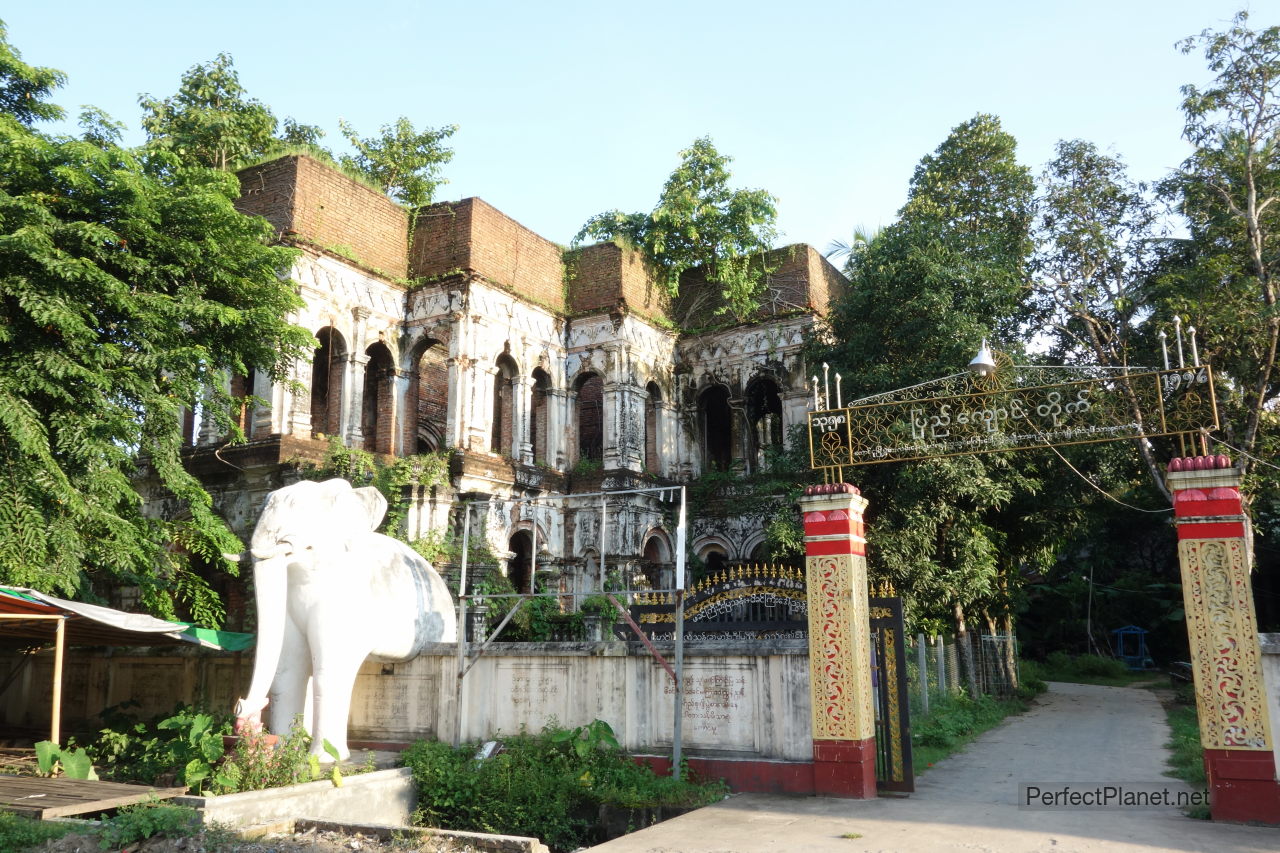 Jardínes cerca de Shwesandaw Paya