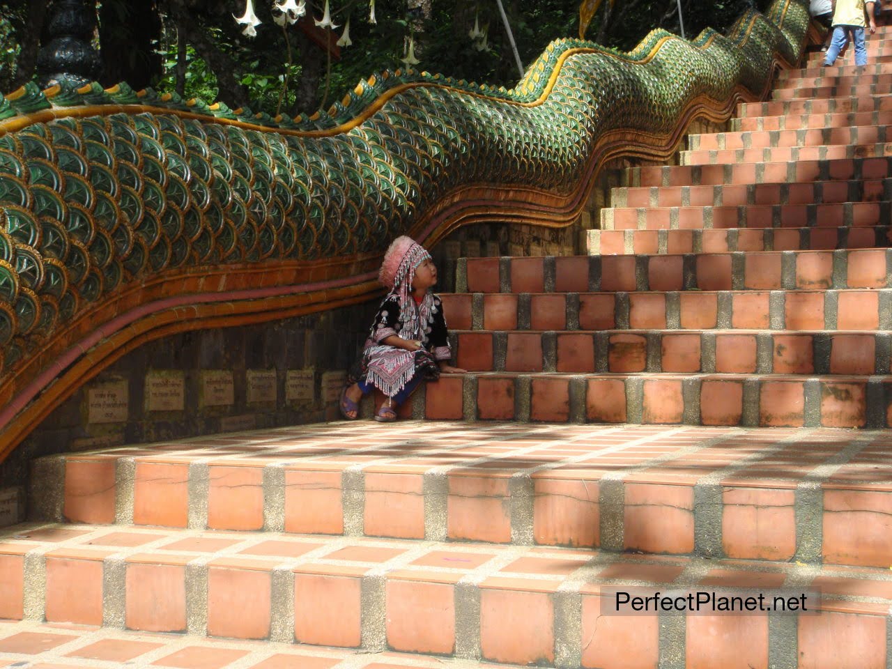 Niña en las escaleras