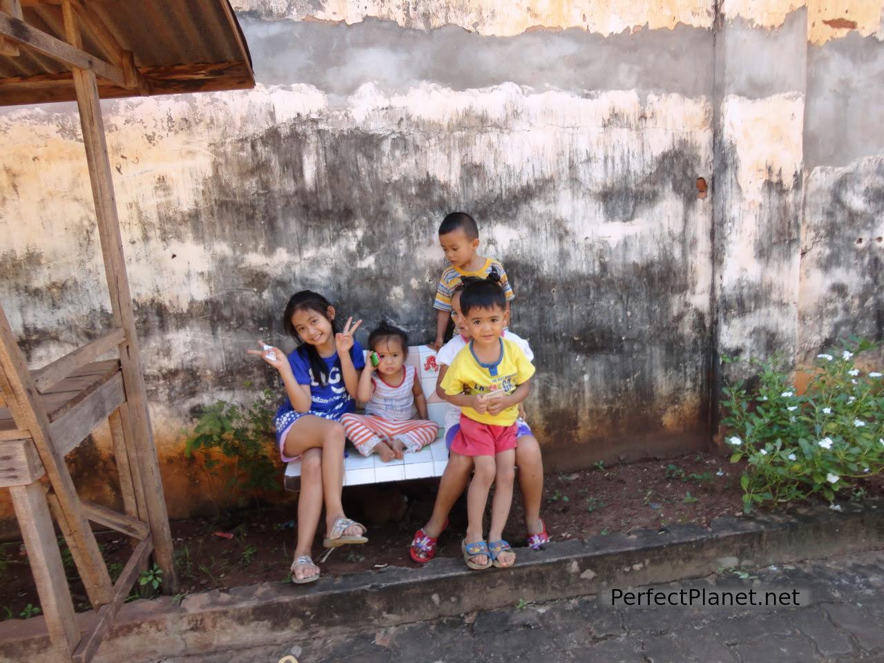 Niños en Pakse