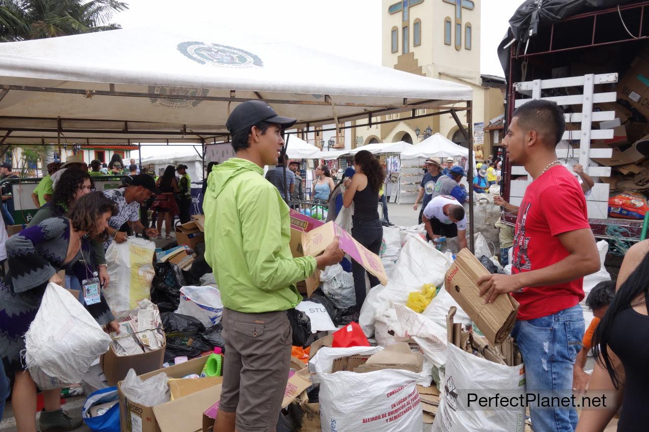 Exchanging kilos of waste to recycle for the entrance.