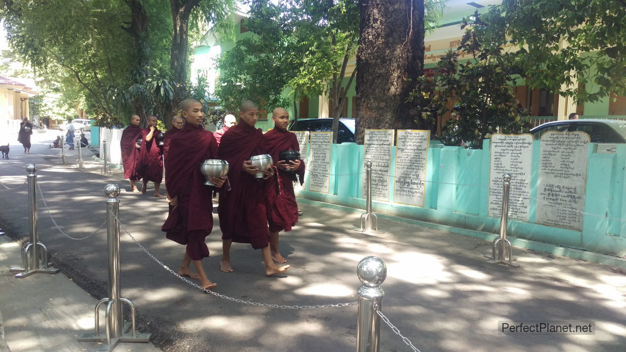 Monjes en Maha Ganayon Kyaung