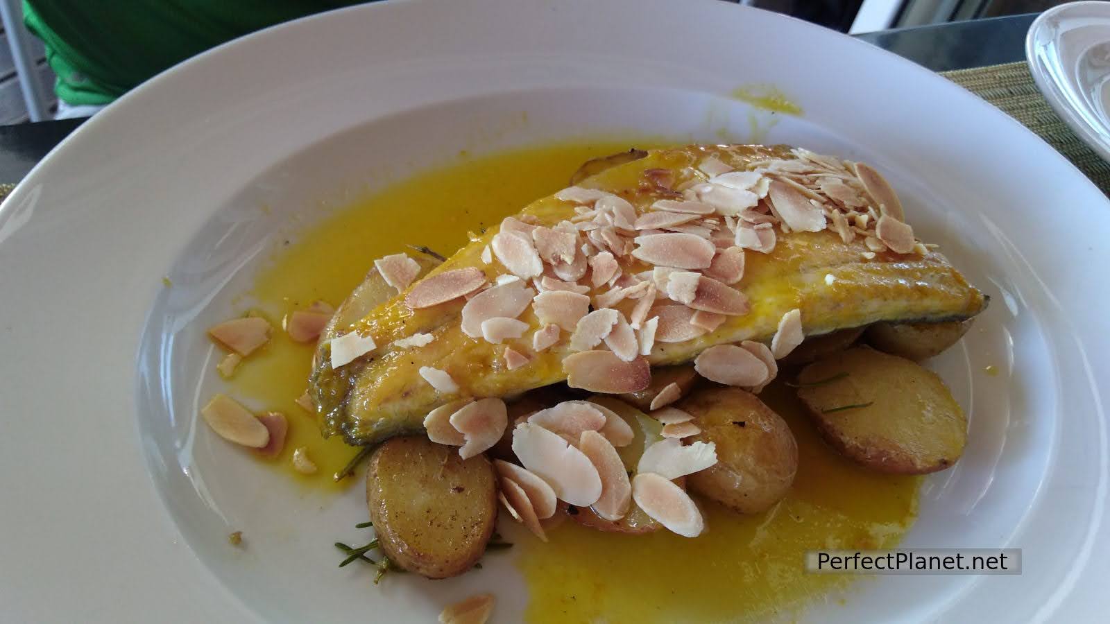 Pescado con almendras