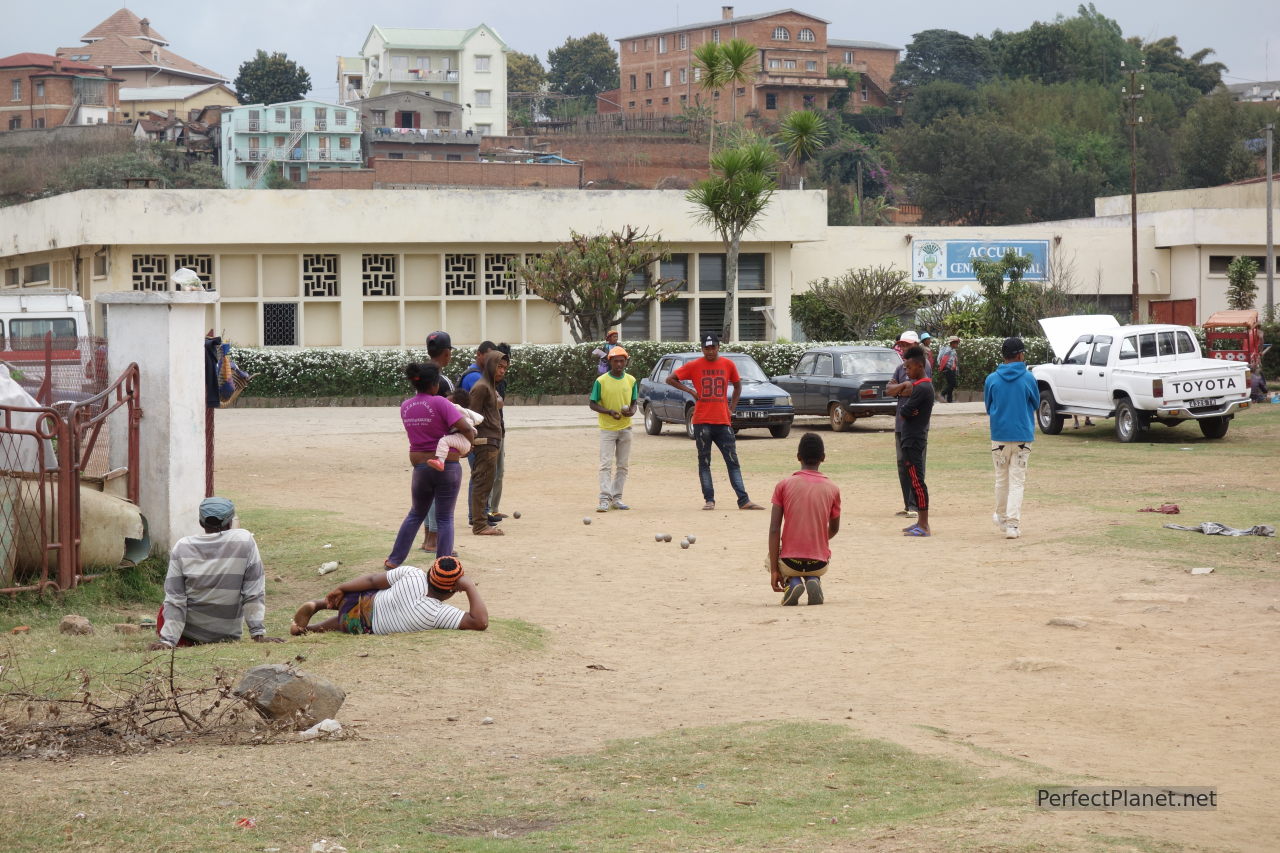 Jugando a petanca