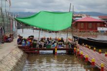 Women selling flowers in Lago Inle