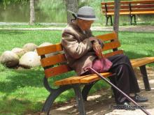 Hombre sentado en un banco